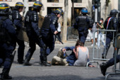 	Во время парада в Париже "желтые жилеты" освистали Макрона и устроили стычки с полицией: фото
