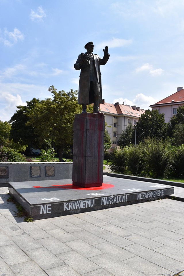 	В Чехии облили краской памятник советскому маршалу: отмывать не будут