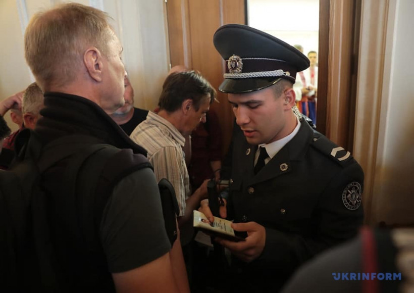 На заседание Рады пускают не всех журналистов - отсутствуют в списке 