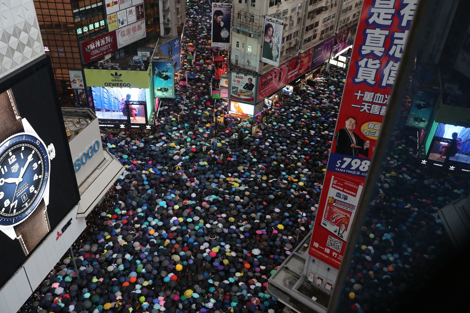 	Десятки тысяч жителей Гонконга вышли на новую акцию протеста