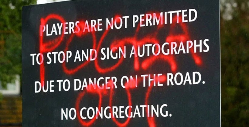 Перед базой "Манчестер Юнайтед" появилась надпись Pogba Out (фото) Перед базой "Манчестер Юнайтед" появилась надпись Pogba Out (фото)