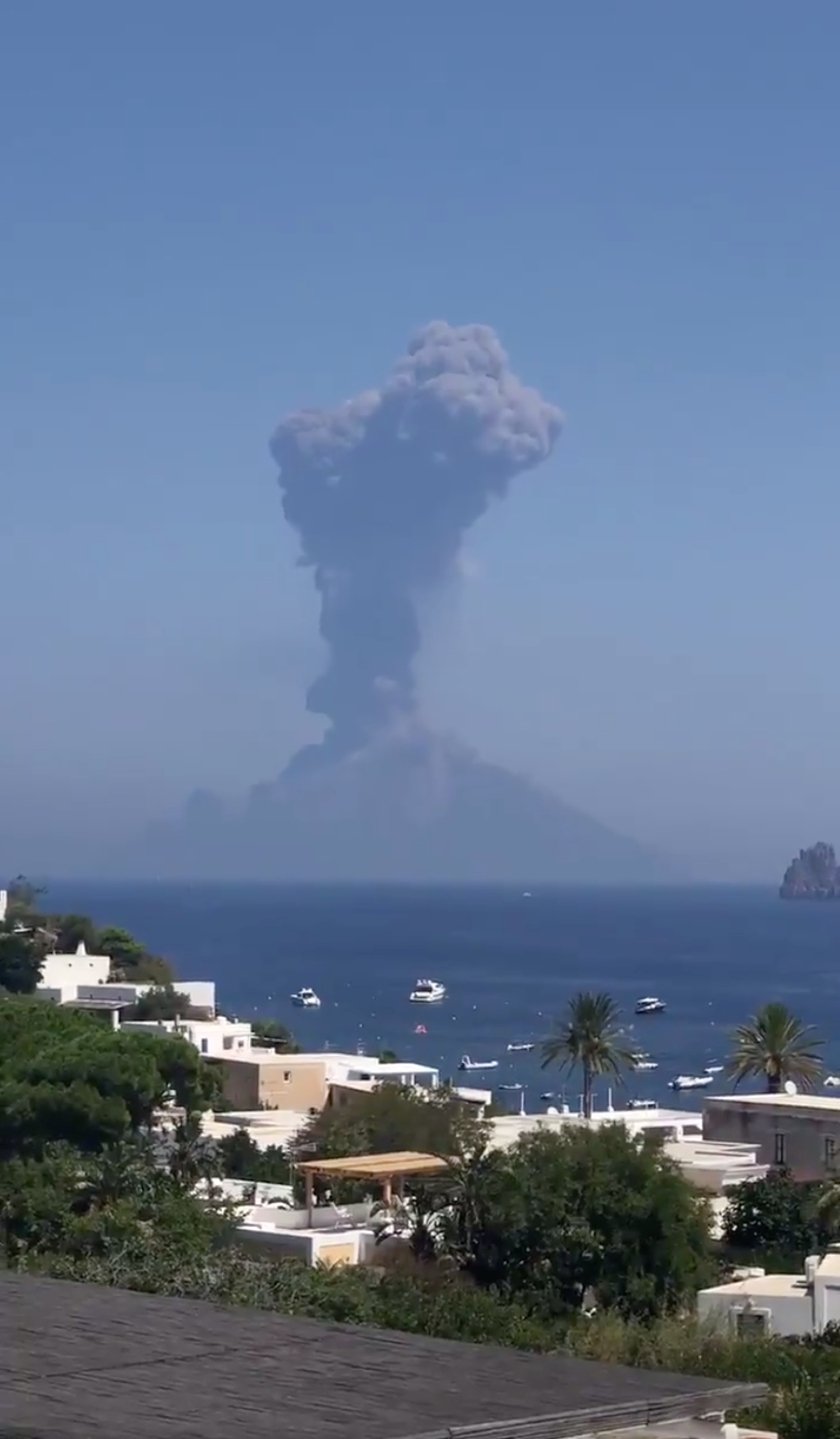 	В Италии снова проснулся вулкан Стромболи: яркое видео