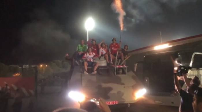 Перед матчем плей-офф Лиги Чемпионов фанаты припарковали перед стадионом танк (фото)