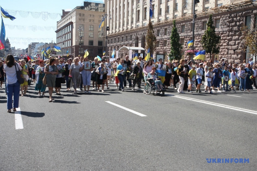 На Марше защитников устроили флешмоб в поддержку пленных и узников Кремля