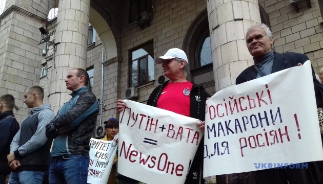 Под Нацсовет пришли сторонники и противники "112 Украина" и News One