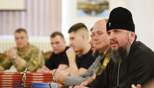 Епифаний встретился с освобожденными из плена моряками
