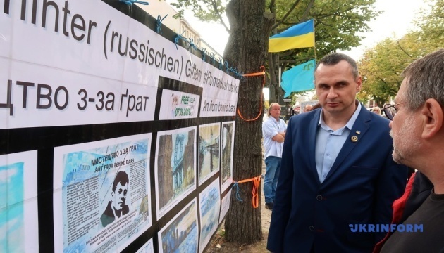 Сенцов снял в Берлине плакаты с требованием освободить его