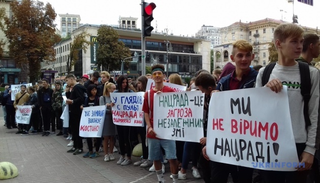 Под Нацсовет пришли сторонники и противники "112 Украина" и News One