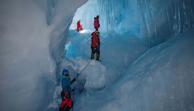 Украинские полярники нашли "затерянную" ледниковую пещеру в Антарктиде