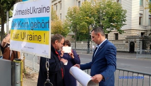 Сенцов снял в Берлине плакаты с требованием освободить его