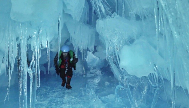 Украинские полярники нашли "затерянную" ледниковую пещеру в Антарктиде