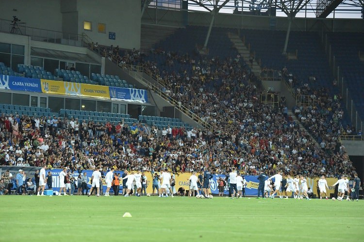 Открытую тренировку сборной Украины в Днепре посетили больше 7 тысяч болельщиков (фото)