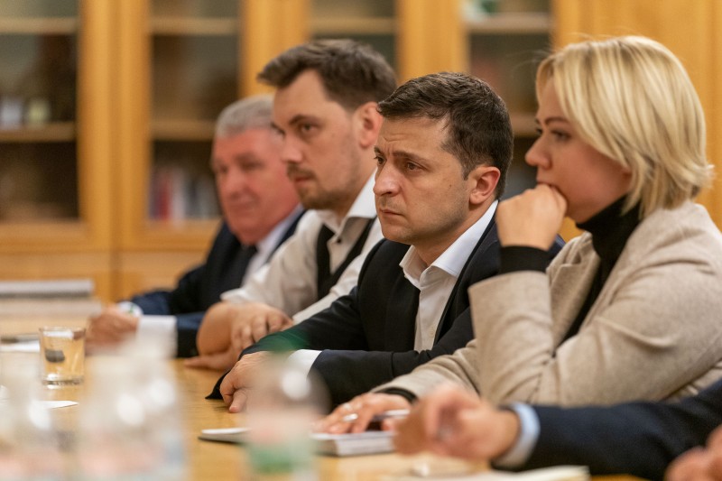 Зеленский встретился с родными воинов, погибших на Донбассе