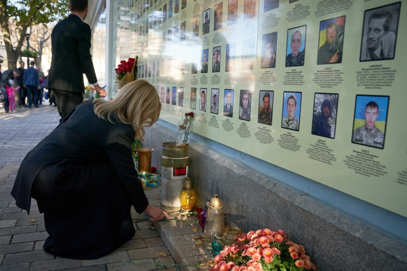 Зеленский с женой почтили память погибших защитников Украины 