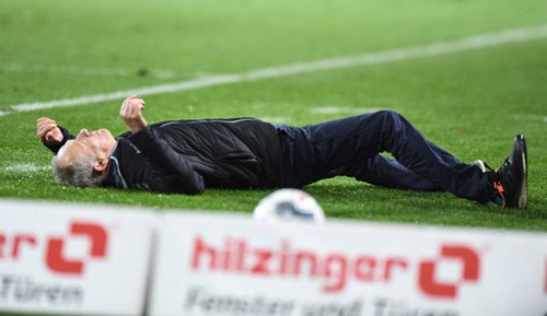 В матче Бундеслиге завязалась драка после того, как игрок "Айнтрахта" ударил главного тренера "Фрайбурга" (видео)