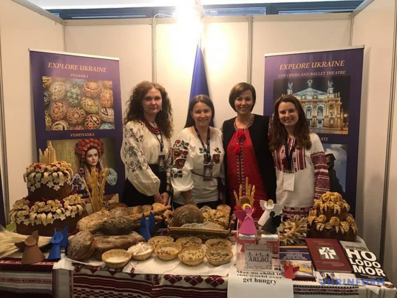 На фестивале хлеба в Анкаре представили изделия по рецептам из разных регионов Украины