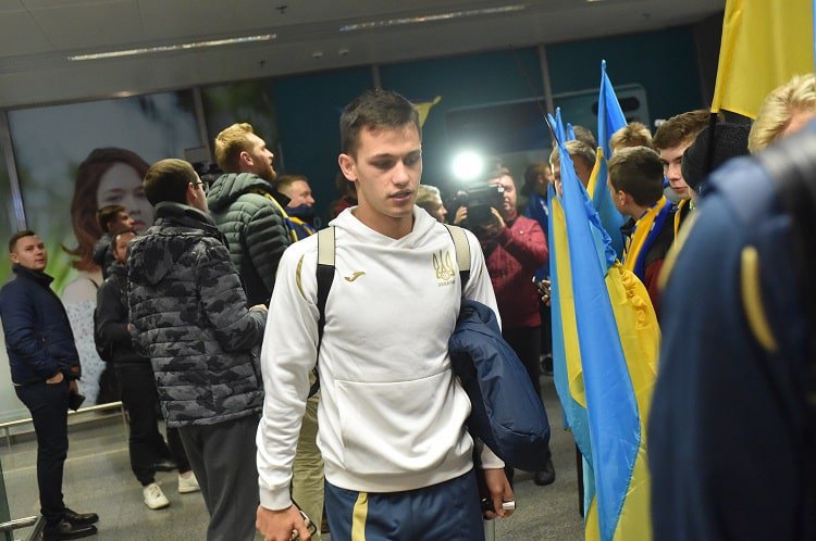 Сборную Украины оглушительно встретили болельщики в аэропорту после возвращения из Сербии (фото)