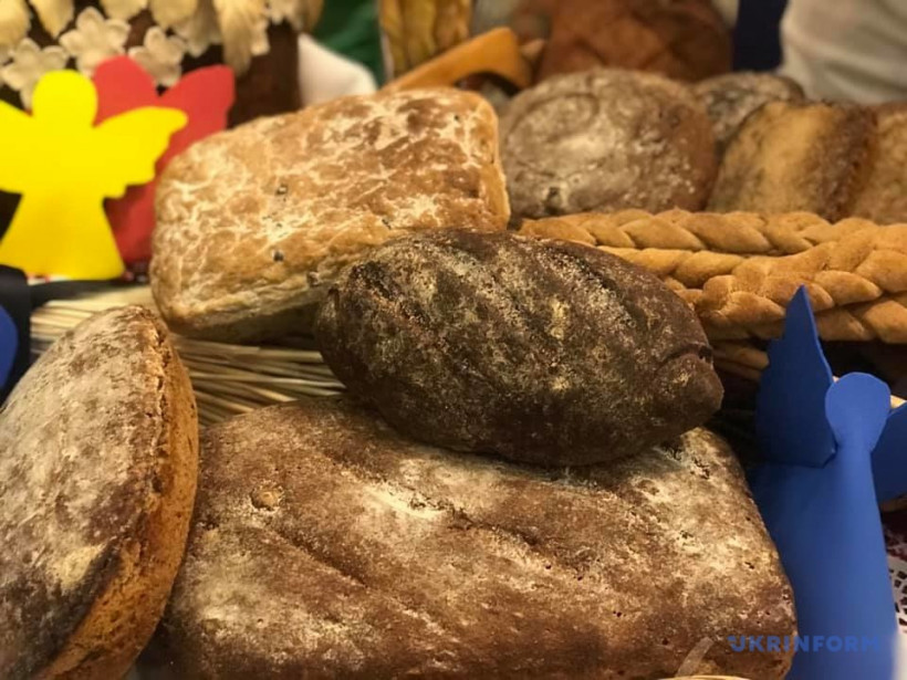На фестивале хлеба в Анкаре представили изделия по рецептам из разных регионов Украины