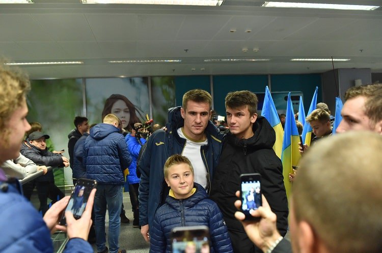 Сборную Украины оглушительно встретили болельщики в аэропорту после возвращения из Сербии (фото)