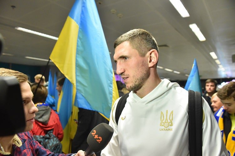 Сборную Украины оглушительно встретили болельщики в аэропорту после возвращения из Сербии (фото)