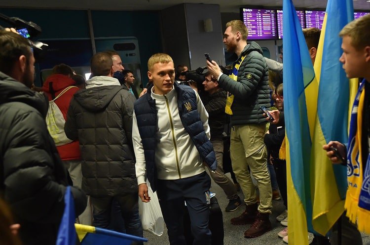 Сборную Украины оглушительно встретили болельщики в аэропорту после возвращения из Сербии (фото)