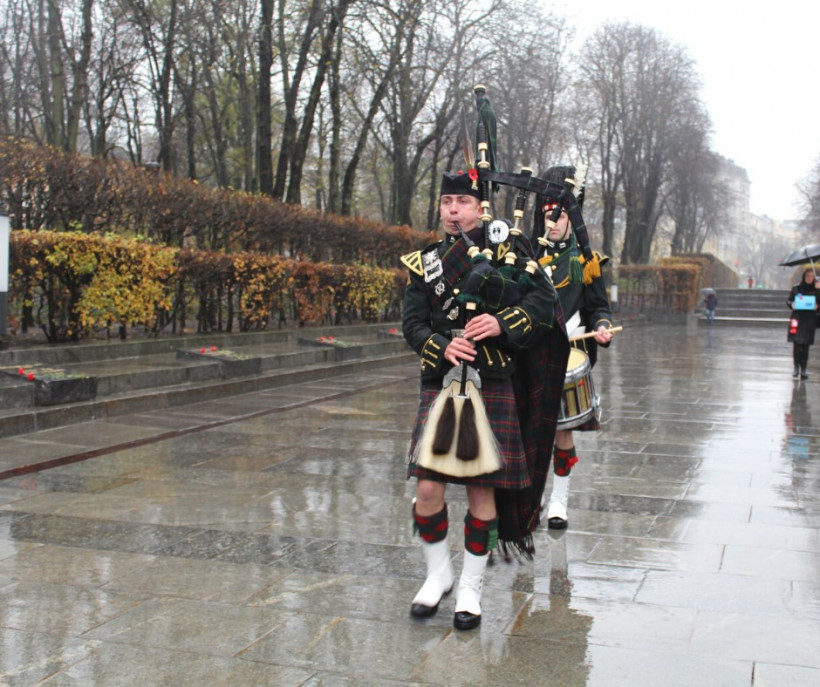 Иностранные дипломаты и украинские военные возложили цветы в Парке вечной славы