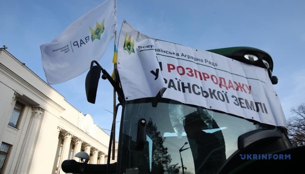 Под Радой - два “земельных” митинга, фермеры пригнали тракторы