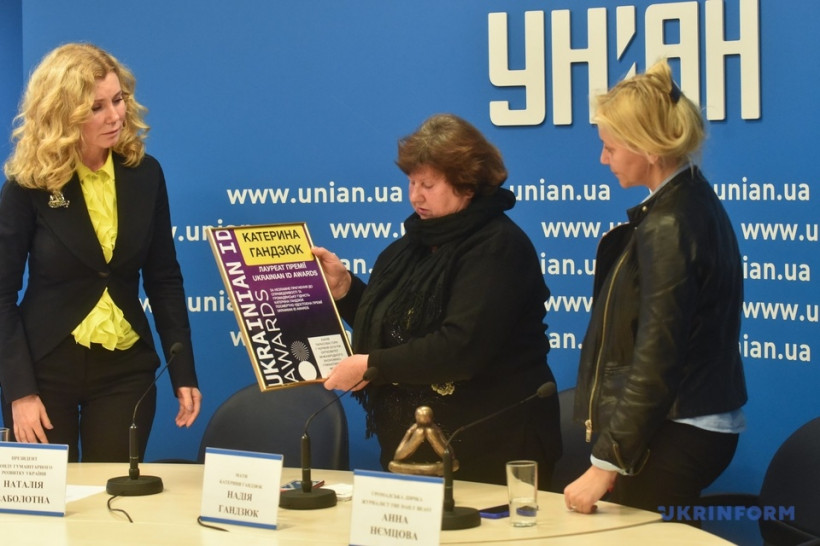 Матери Гандзюк передали посмертную награду дочери Ukrainian ID Awards