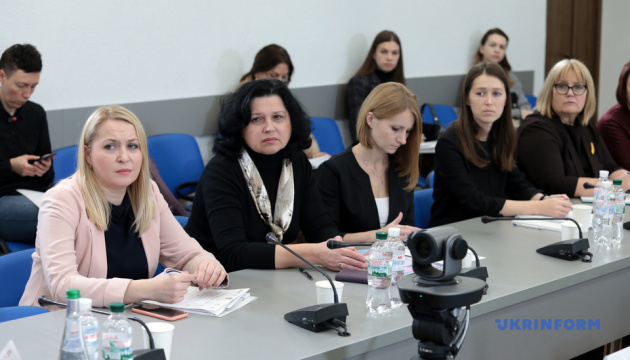 Более 800 украинских школьных учебников проверили "на гендерное равенство"