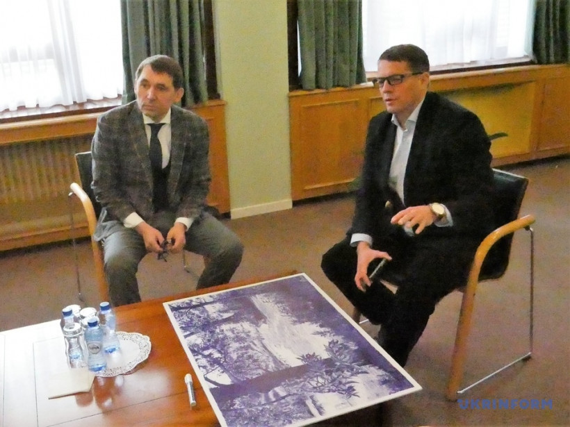 Сущенко подарил свои картины Посольству Украины в Бельгии