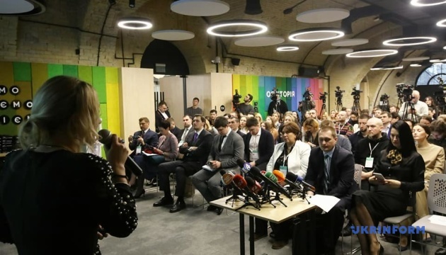 Гончарук: 53% украинцев владеют цифровыми навыками ниже среднего