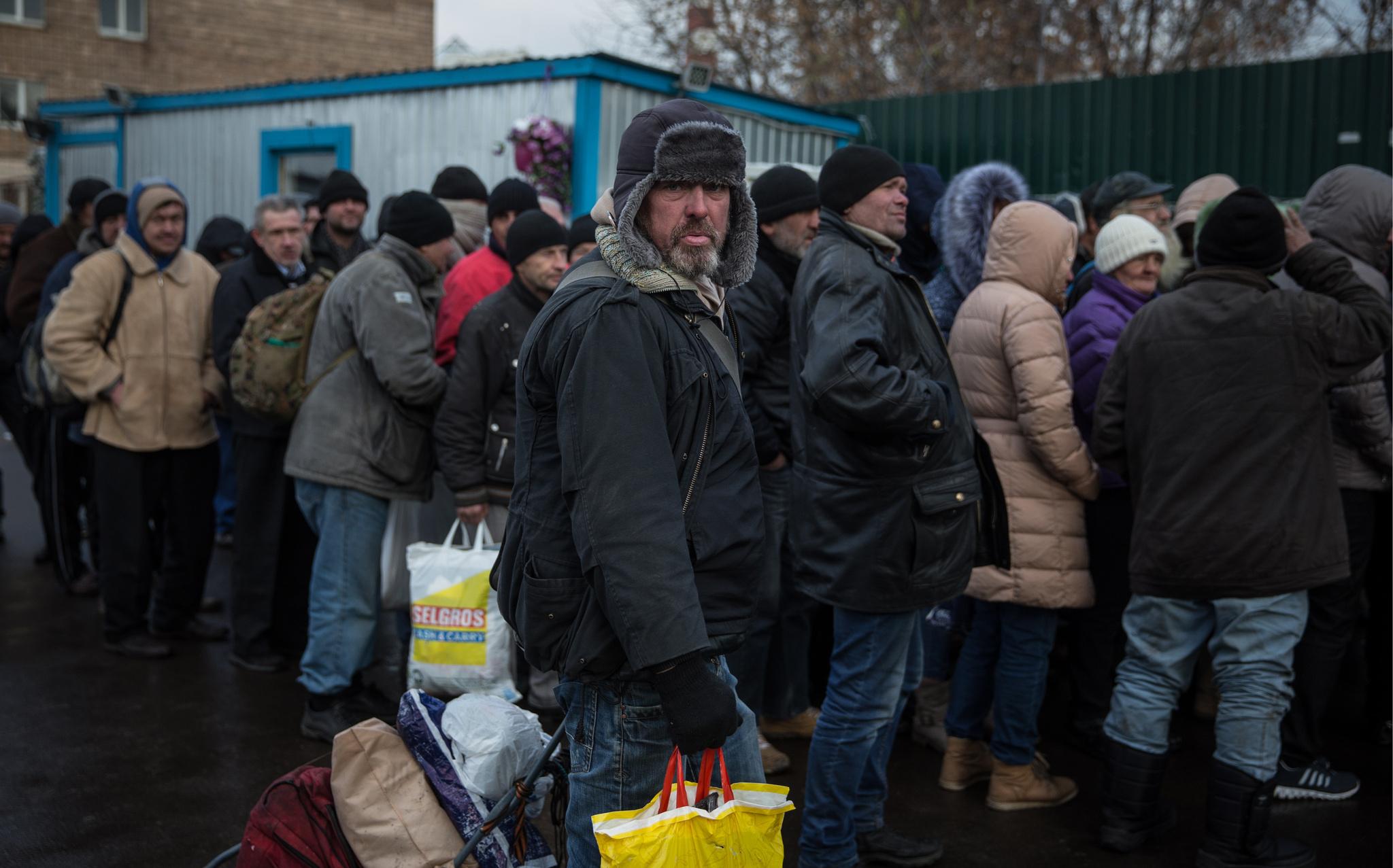 Бедные меняются. Толпа нищих. Нищие россияне. Пенсионеры в очереди за просрочкой. Очередь за едой в России.