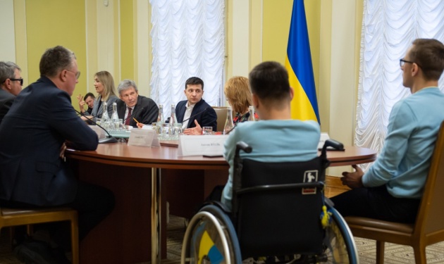 Зеленский подписал указ об увеличении соцпомощи людям с инвалидностью
