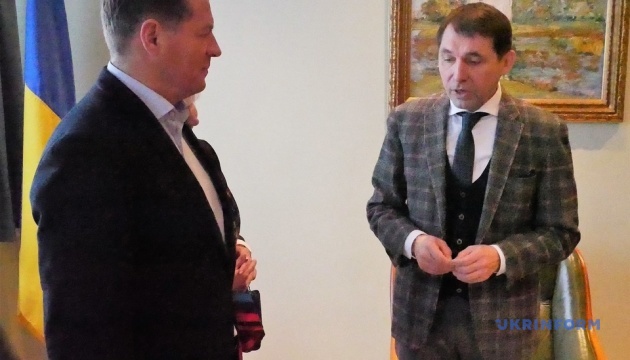 Сущенко подарил свои картины Посольству Украины в Бельгии