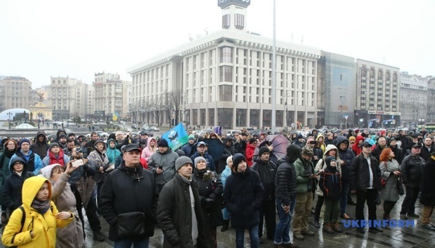 На Майдане идет марафон "Белыми нитками" в поддержку Антоненко, Кузьменко и Дугарь
