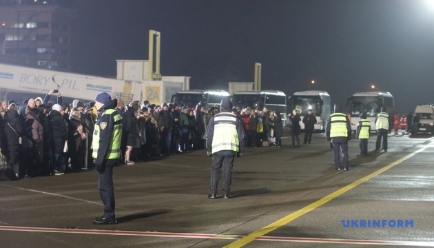 Самолет с освобожденными украинцами приземлился в "Борисполе"