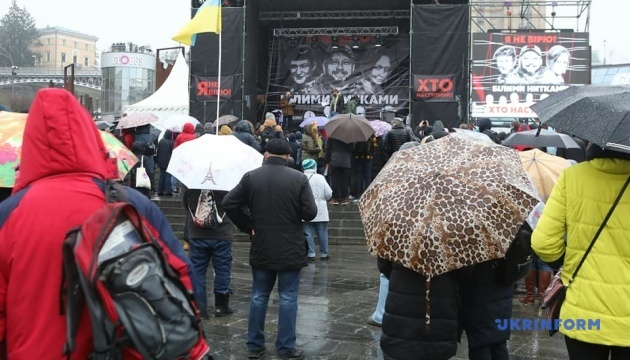 На Майдане идет марафон "Белыми нитками" в поддержку Антоненко, Кузьменко и Дугарь