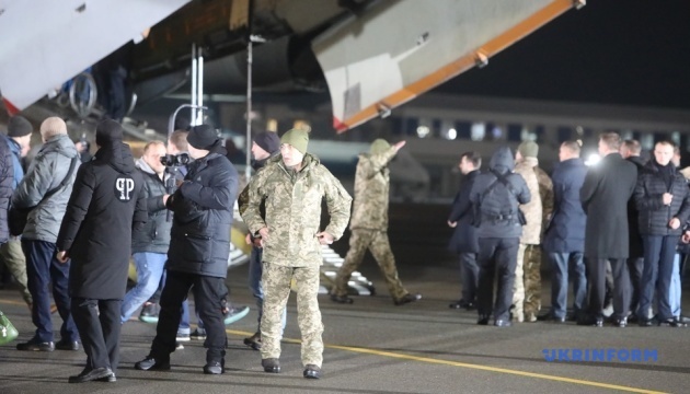 Встреча заложников в "Борисполе" длилась почти полтора часа