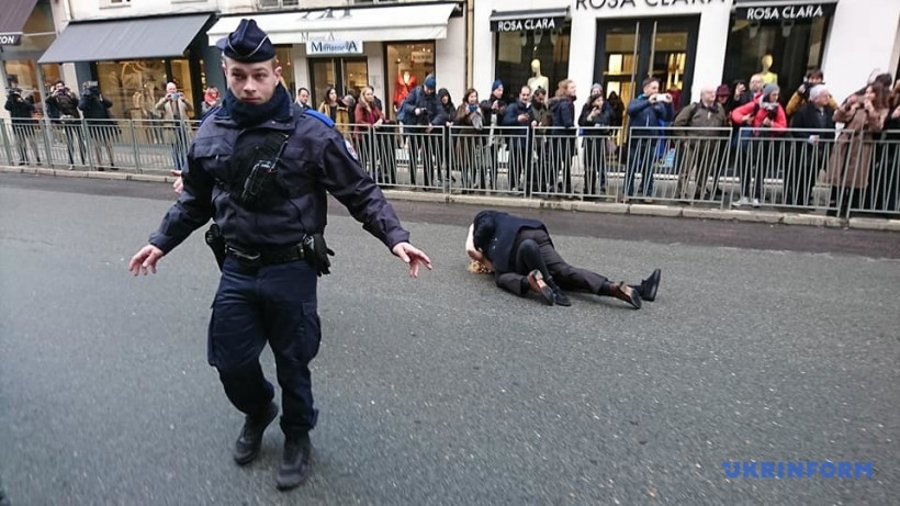 “Stop putin's war”: активистки Femen протестовали в Париже 