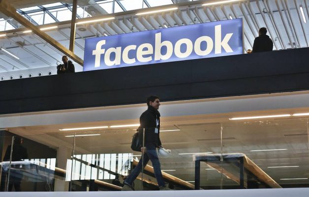 Роскомнадзор завел адмистрантивное дело против Facebook и Twitter.