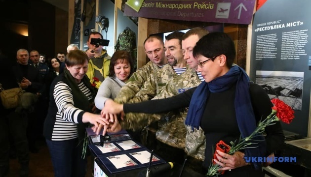 С участием "киборгов" погасили марку в честь защитников Донецкого аэропорта