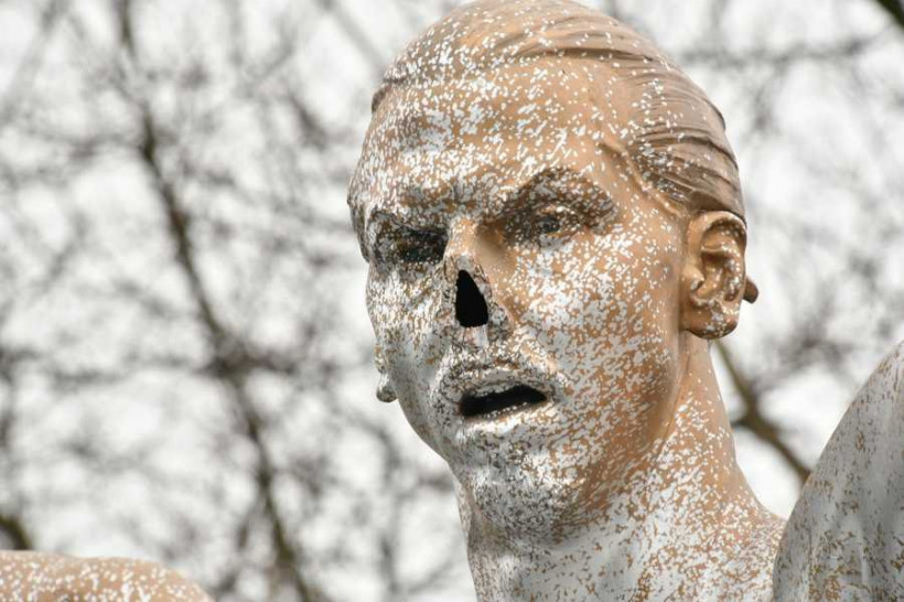 Cага о взаимоотношении фанов "Мальме" и Ибрагимовичем достигла апогея: фанаты повалили статую футболиста (фото)