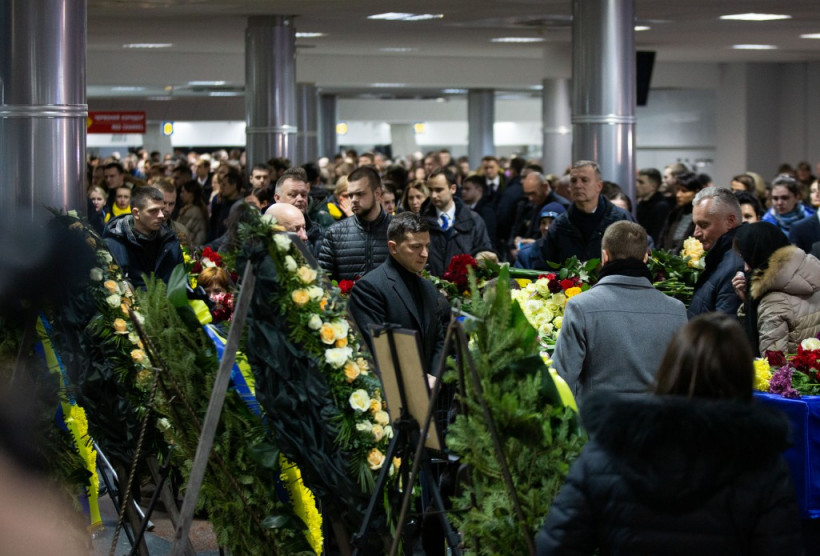 В "Борисполе" продолжается церемония прощания с погибшими в катастрофе самолета МАУ