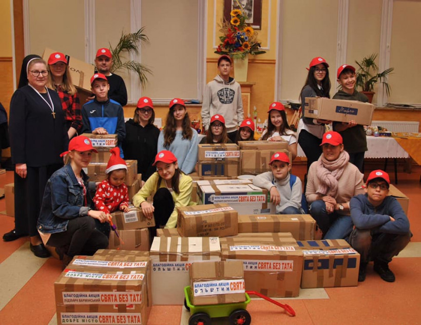"Праздники без папы": волонтеры передали три тысячи подарков детям участников АТО/ООС