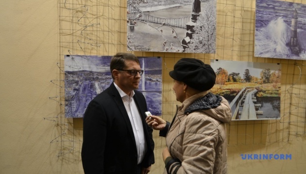 Сущенко впервые лично представил выставку собственных рисунков