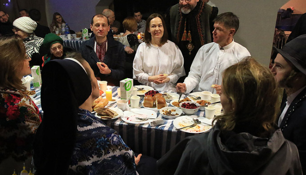 Блаженнейший Святослав разделил Святую вечерю с людьми пожилого возраста