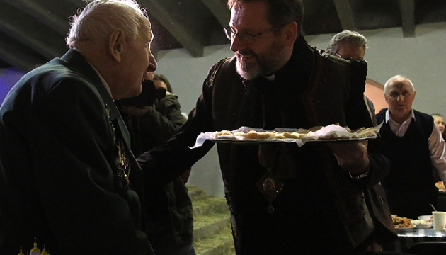 Блаженнейший Святослав разделил Святую вечерю с людьми пожилого возраста