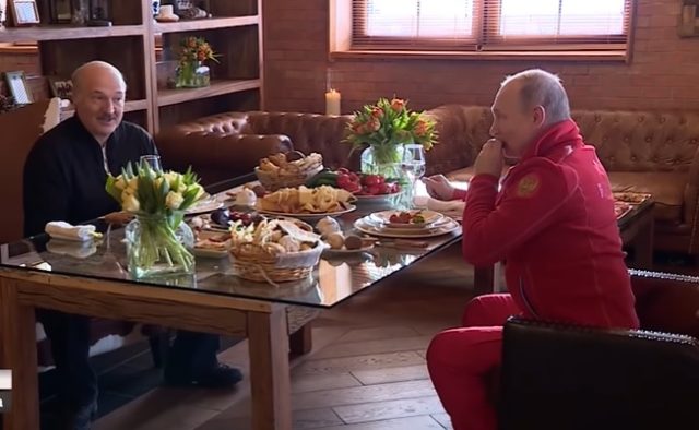 Путин и Лукашенко за обедом.