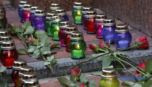 В Киеве возле посольства Ирана зажгли 176 свечей