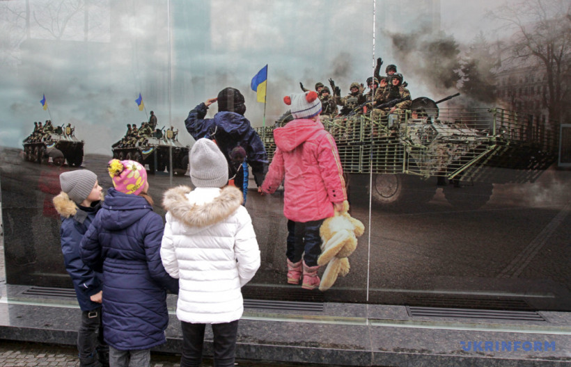 Эвакуированные из Уханя, ангелы памяти и "живой" герб